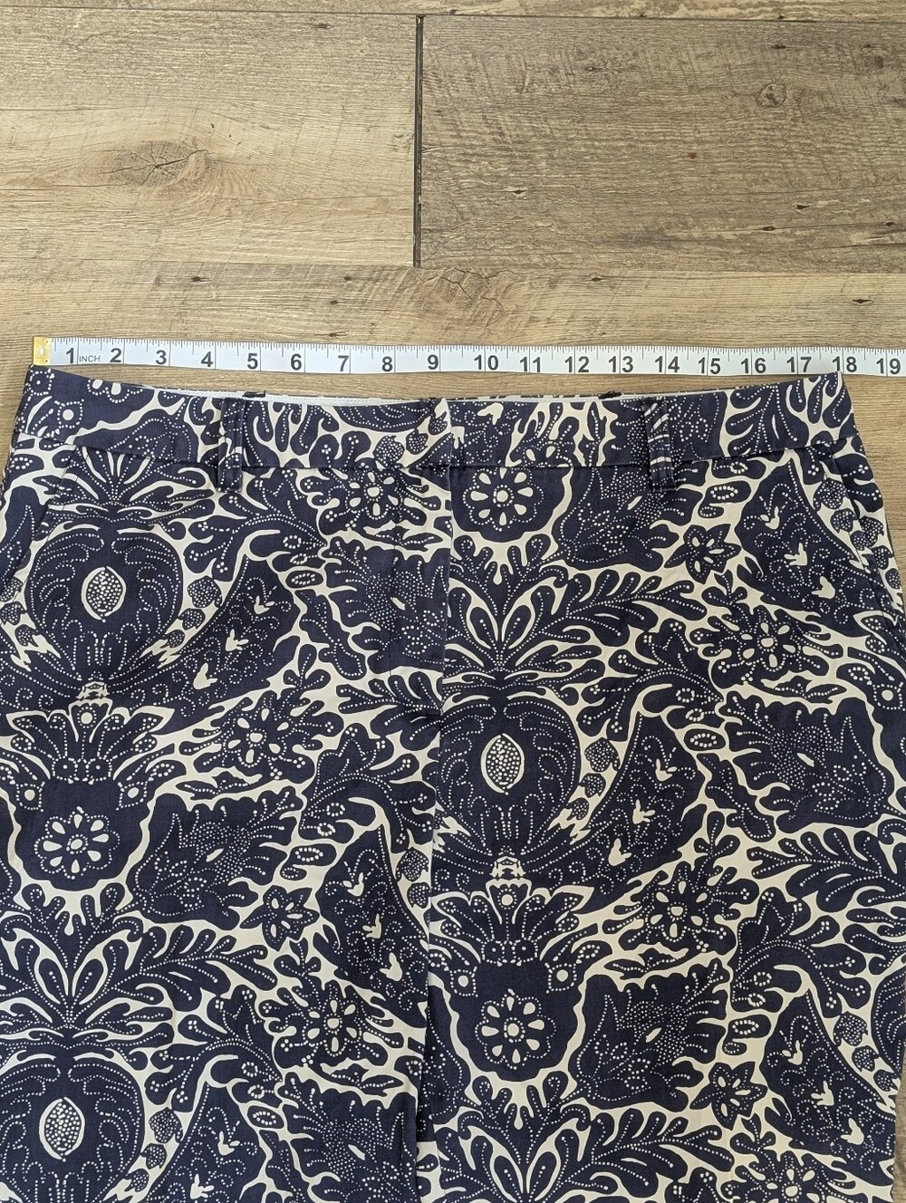 Lands End cropped straight leg Hawaiian blue/white floral print pants. Size 14 - Picture 5 of 9